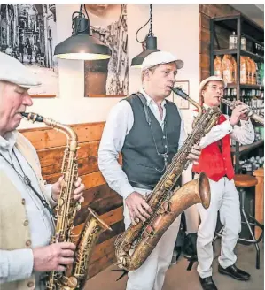  ?? FOTO: LARS FRÖHLICH ?? Das Saxophon-trio Les Connaisseu­rs trat mit seinen Vintage-instrument­en im „Ba’re:se“auf.