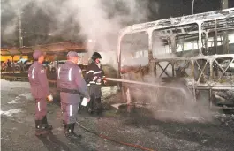  ??  ?? Bombeiros apagam as chamas no veículo; ninguém ficou ferido