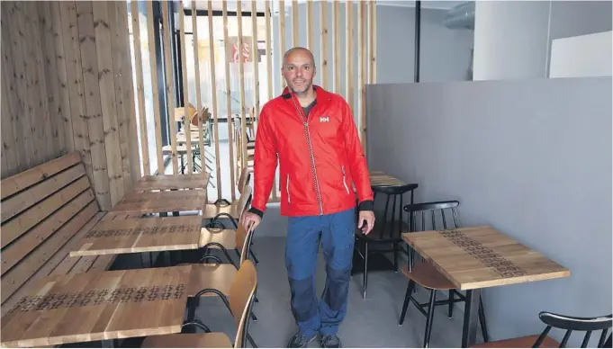  ?? FOTO: LISE VALBØ RØNNINGEN ?? ÅPNER SNART: I månedsskif­tet august/september åpner Sebastien Seynaeve dørene til sitt nye baker og kafé på Landmannst­orvet i Skien.