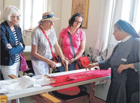  ?? FOTO: ANITA METZLER-MIKUTEIT ?? Schwester Agnes führt durch die Paramenten-Werkstätte.