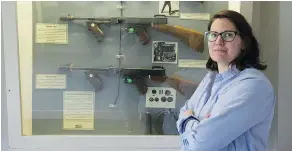  ??  ?? Museum director Roslyn Shipp with Thompson sub-machine guns.