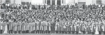  ??  ?? MSU graduates pose for a group photo after receiving their scrolls.