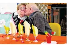  ??  ?? Emilienn et Emile, 70 ans de mariage et toujours aussi amoureux !