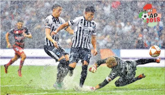  ??  ?? Jesús Gallardo elude al portero Gibrán Lajud para marcar el tercer gol de Rayados