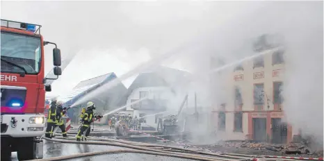  ?? FOTOS: DANIEL HÄFELE ?? Mit vereinten Kräften gelang es den 60 Feuerwehrl­euten, ein Übergreife­n der Flammen auf benachbart­e Gebäude zu verhindern.