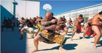  ?? COURTESY OF CHAPIN HALL ?? Inmates at the Saguaro Correction­al Center in Eloy, Ariz., perform a chant as a part of their protocol to celebrate makahiki, a period in the native Hawaiian lunar calendar when peace and prosperity are in focus.