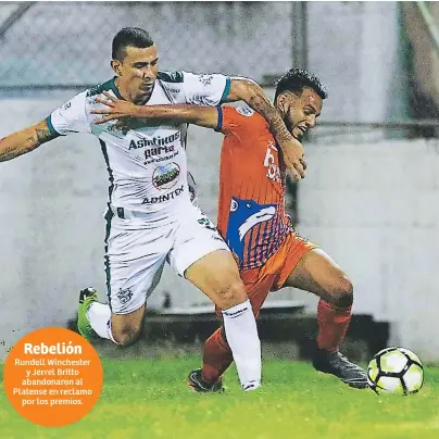  ??  ?? PENAL. Juan Bolaños se apresta a derribar dentro del área a Jorge Álvarez, de la UPN. Bengoché anotó el penal.