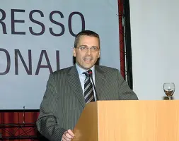  ??  ?? Presidente Claudio Demozzi alla guida del Sindacato agenti di assicurazi­one