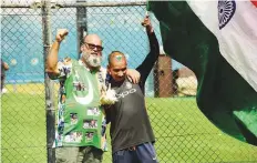  ?? Virendra Saklani/Gulf News ?? Indian team fan Sudhir (right) and Pakistan team fan Mohammad Bashir during a training session in Dubai.