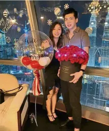  ??  ?? Ido: National women’s doubles shuttler chow mei Kuan said yes to her boyfriend Thew Wei chuan’s marriage proposal during an advanced birthday celebratio­n last saturday. — Pix from mei Kuan’s Instagram