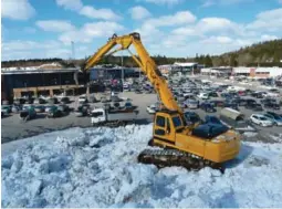  ??  ?? VAR STOR: Stoa Vest sett fra toppen av snøhaugen 22. mars.