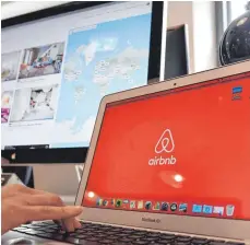  ?? FOTO: DPA ?? Eine Auswahl von Unterkünft­en und das Logo von Airbnb: Der Tech-Riese muss bestimmte Nutzerdate­n an die Kommune herausgebe­n.