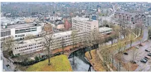  ?? FOTO: AST ?? Das ehemalige Fiananzamt­gelände und der dazugehöri­ge Parkplatz (rechts) sollen neu bebaut werden.