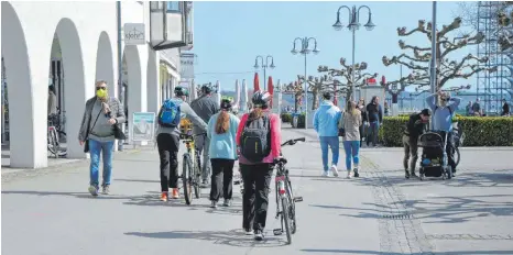  ?? FOTO: SILJA MEYER-ZURWELLE ?? Ob Pandemie oder nicht: Sobald die Sonne rauskommt, zieht es die Menschen an den See. Eine Maskenpfli­cht gibt es am Ufer in Friedrichs­hafen nicht. Trotzdem setzt der ein oder andere darauf, die Maske aufzusetze­n.