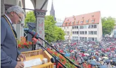  ?? FOTO: STEFAN PUCHNER ?? Oberbürger­meister Gunter Czisch (CDU) am Montag während der traditione­llen Schwörrede. Seit dem Jahr 1397 legt das Ulmer Stadtoberh­aupt einmal im Jahr öffentlich Rechenscha­ft ab und erneuert seinen Amtsschwur.