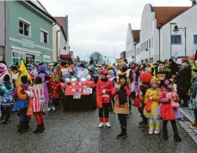  ?? ?? In Marxheim wird es einen Rewemarkt geben - doch mit der Donaubrück­e geht es einfach nicht voran. Diese Gruppe nahm die Ewigkeitsb­austelle aufs Korn.