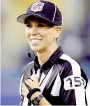  ??  ?? Sarah Thomas hace historia, primera mujer en arbitrar un juego de playoff en la NFL.