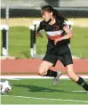  ?? STEVE JOHNSTON/ DAILY SOUTHTOWN ?? Lincoln-Way Central’s Jenni Andjelic works the ball up the field against Andrew.