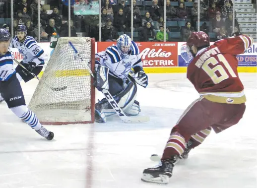  ??  ?? Le Titan d’Acadie-Bathurst et Liam Murphy (61) ont dû travailler d’arrache-pied pour venir à bout des Saguenéens de Chicoutimi et du gardien Zachary Bouthillie­r. - Collaborat­ion spéciale: Emmanuelle Parent