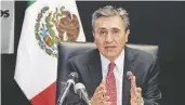  ??  ?? La CNDH, encabezada por Luis Raúl González Pérez, pidió a la Semar reparar el daño a las víctimas de los marinos.