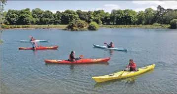  ?? 01_B21kayak05 ?? Kayakers test a manoeuvre they have learned.