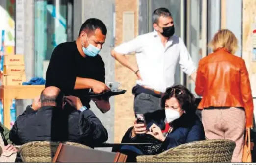  ?? ALBERTO DOMÍNGUEZ ?? Un camarero atiende a la clientela en un bar de Huelva.