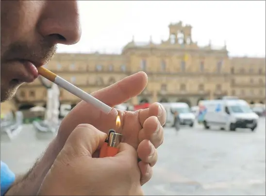  ?? ?? EFE
Una persona fuma un cigarrillo tradiciona­l de tabaco