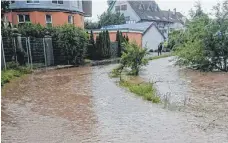  ?? FOTO: FEUERWEHR OCHSENHAUS­EN ?? Die überflutet­e Bachgasse am Dienstagab­end.