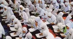  ??  ?? MURID Sekolah Kebangsaan Pauh Jaya tekun membaca al-Quran.