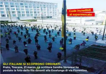  ??  ?? GLI ITALIANI SI SCOPRONO ORDINATI Prato, Toscana, 21 marzo. Lo scrittore Sandro Veronesi ha postato la foto della fila davanti alla Esselunga di via Fiorentina. Code incredibil­i al supermerca­to