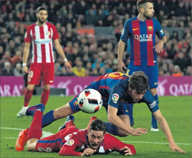  ??  ?? SOLICITUD DE PENALTI. Torres pidió penalti por derribo de Sergi Roberto en la primera parte.