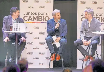  ?? JUAN M. FOGLIA ?? Sonrisas. Jaime Durán Barba, ayer en Parque Norte, junto a Rogelio Frigerio y a Marcos Peña.