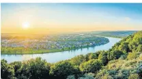  ?? ?? Auszeit auf dem Wasser: Der Rhein bietet viele malerische Landschaft­en, die von Bord aus zu sehen sind.