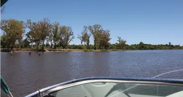  ??  ?? Al salir del Puerto de Mercedes, el caño de desagüe sobre el que están parados los pescadores es un peligro.