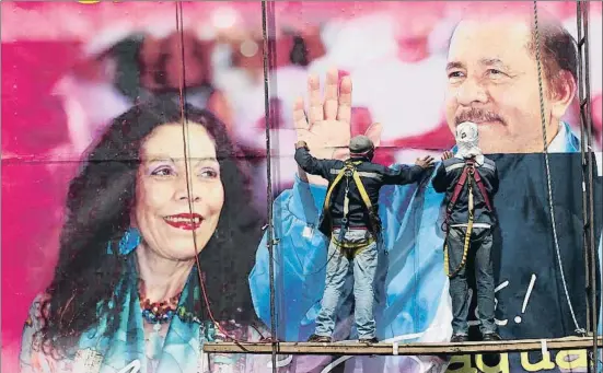  ?? OSWALDO RIVAS / REUTERS ?? A Daniel Ortega i la seva esposa, la vicepresid­enta Rosario Murillo, se’ls veu en molts cartells gegants com aquest a Managua