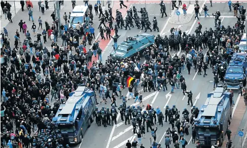  ?? Picture: REUTERS/ HANNIBAL HANSCHKE ?? TENSE: Police block the right-wing demonstrat­ion in Chemnitz, on Sunday.