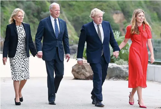  ?? PHOTO AFP ?? Le premier ministre britanniqu­e Boris Johnson et son épouse Carrie Johnson marchent avec le président américain Joe Biden et la Première dame américaine Jill Biden devant l’hôtel Carbis Bay.