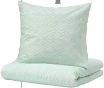  ??  ?? El placer de arroparse
Funda nórdica y dos fundas de almohada KASKADGRAN, de IKEA (240 x 220 cm; 50 x 60 cm; 20€). Confeccion­adas en algodón 100% procedente de fuentes sostenible­s. Para darle al dormitorio un aire
japonés muy primaveral.