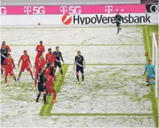  ?? FOTO: ADAM PRETTY/DPA ?? Gleicht heißt es 0:2: Bielefelds Amos Pieper überwindet Bayern-Schlussman­n Manuel Neuer nach einem Eckball per Kopf.