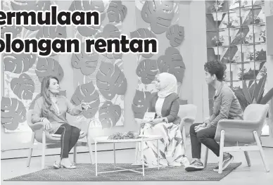  ?? — Gambar Bernama ?? TERBELA: Ras Adiba (kiri) berucap pada Pesona XY, Belanjawan 2021: Prihatin Golongan Rentan yang dihoskan oleh Zahira Radzi (tengah) dan Hafez Dolson (kanan) di Wisma Berita Angkasapur­i dekat Kuala Lumpur, semalam.