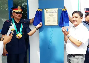 ?? — Chris Navarro ?? NEW POLICE STATION. PRO-3 Director P/Chief Supt. Aaron N. Aquino (L), and Sto. Tomas Mayor Johnny A. Sambo (R) led yesterday’s unveiling of the marker of the newly inaugurate­d Sto. Tomas Police Station.