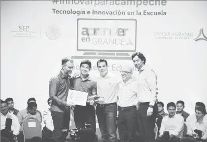  ??  ?? Rodrigo A. Pimentel, director de ventas de Google for Education para América Latina; un alumno del Colegio de Estudios Científico­s y Tecnológic­os del Estado de Campeche; el gobernador Alejandro Moreno Cárdenas; Salvador Jara Guerrero, subsecreta­rio de...