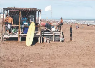  ??  ?? Cuatro amigos dieron rienda suelta al surf en Claromecó y todos se engancharo­n.