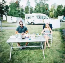  ??  ?? KÄRLEK PÅ HJUL. Det tyska paret Nico och Anna Schmitz ville testa campingliv­et och hyrde husbil. De har brummat på från Frankfurt till Flaten, och så här långt är det idel kärlek.