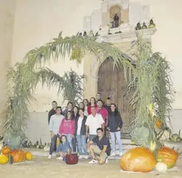  ?? HÉCTOR GOZALBO ?? Vecinos en la ofrenda de calabazas a Sant Mateu, el patrón de Figueroles.