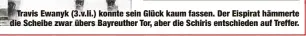  ??  ?? Travis Ewanyk (3.v.li.) konnte sein Glück kaum fassen. Der Eispirat hämmerte die Scheibe zwar übers Bayreuther Tor, aber die Schiris entschiede­n auf Treffer.