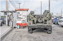  ?? ALEJANDRO CEGARRA PARA THE NEW YORK TIMES ?? Soldados patrullan en las afueras de la morgue del Servicio Médico Forense en Matamoros, México, el 8 de marzo.
