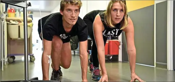  ??  ?? Vincent Guerrier et Léa Dall’aglio en pleine phase d’exercices dans les couloirs du service hématologi­e du CHU de Caen.