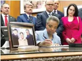  ?? FRAN SPIELMAN/SUN-TIMES ?? In her first official act after her inaugurati­on, Mayor Lori Lightfoot signs an executive order limiting aldermanic prerogativ­e.