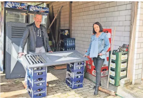  ?? FOTO: ALEXANDRA DULINSKI ?? Stephan Utzelmann und Birgit Allendorf haben viele Ideen für das Déjà-vu. Derzeit erneuert Allendorf die Schlagläde­n und Fensterrah­men.